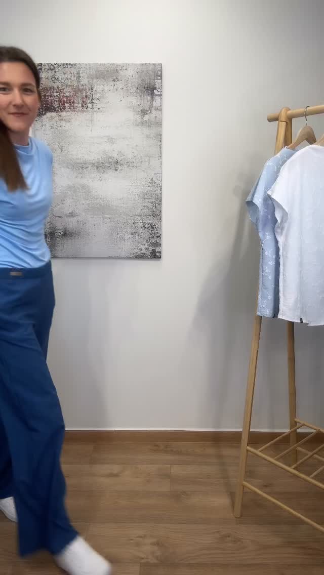 Modrá je dobrá💙

A máme pro vás čerstvou novinku - nové kalhoty Santorini jsou na světě✨Ušité z materiálu, který vzhledem připomíná len, ale je mnohem praktičtější - nemačká se, je lehký, vzdušný a příjemný na těle😌

Na videu jsem celá v modré, protože někdy stačí jedna barva a outfit je vyřešený💙
➡️Halenka Saona
➡️Kalhoty Santorini 

#Carriboom #NovaKolekce #Santorini #CeskaModa #SlowFashion