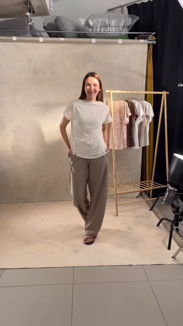 Někdy stačí jednoduchý outfit a všechno do sebe zapadne✨ 
Lehkost Waikiki kalhot a něžný květinový vzor halenky Saony vytváří kombinaci, kterou unosíte dnes, za rok i za několik sezon. 

Protože věříme, že nadčasovost není trend. 
Je to pocit🤍

#carriboom #vyrovenovcr #slowfashion