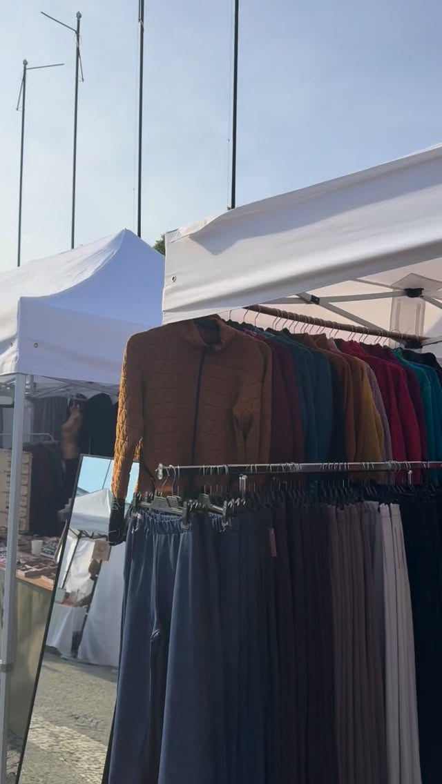 ✨Markety prostě milujeme!✨
I když vám nebudeme lhát - na konci víkendu často padáme na hubu😅 
Po několika dnech balení, chystání, stavění stánku, brzkého vstávání, povídání…jsme většinou úplné vyřízené.

Ale stejně nás to pořád baví❤️

Protože právě na marketech se s vámi můžeme potkat osobně, slyšet vaše příběhy, vidět vaše reakce a užít si tu jedinečnou atmosféru, kterou online svět prostě nenahradí. 

A právě teď se naplno připravujeme na Dyzajn market v Praze 13.-14.6. 🎉
Máme novinky, balíme zásoby a odpočinek si necháme na jindy💪

👇Napište nám do komentáře:
✔️Kdo za námi na Dyzajn dorazí?
✔️A ve kterém dalším městě byste nás chtěli potkat? 

Těšíme se na všechny známé i nové tváře🤍
Hanka & Adéla

#carriboom #slowfashion #markety