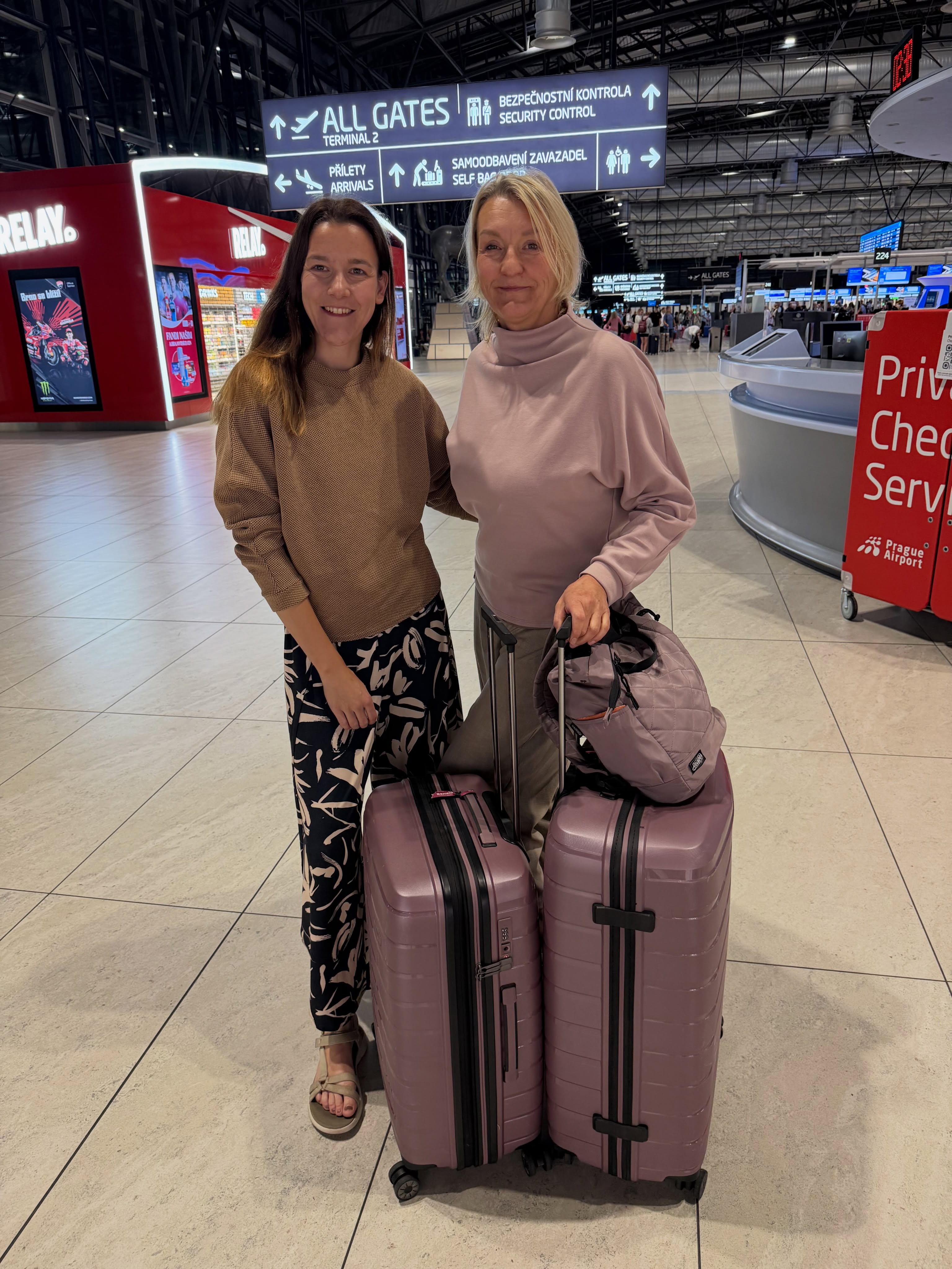 Aktuálně nás zastihnete spíš u moře než v dílně. 🌊✈️ Objednávky si dávají krátkou dovolenou s námi a odesílat je začneme zase od 2. 7.
Krásné léto, Hanka a Adéla