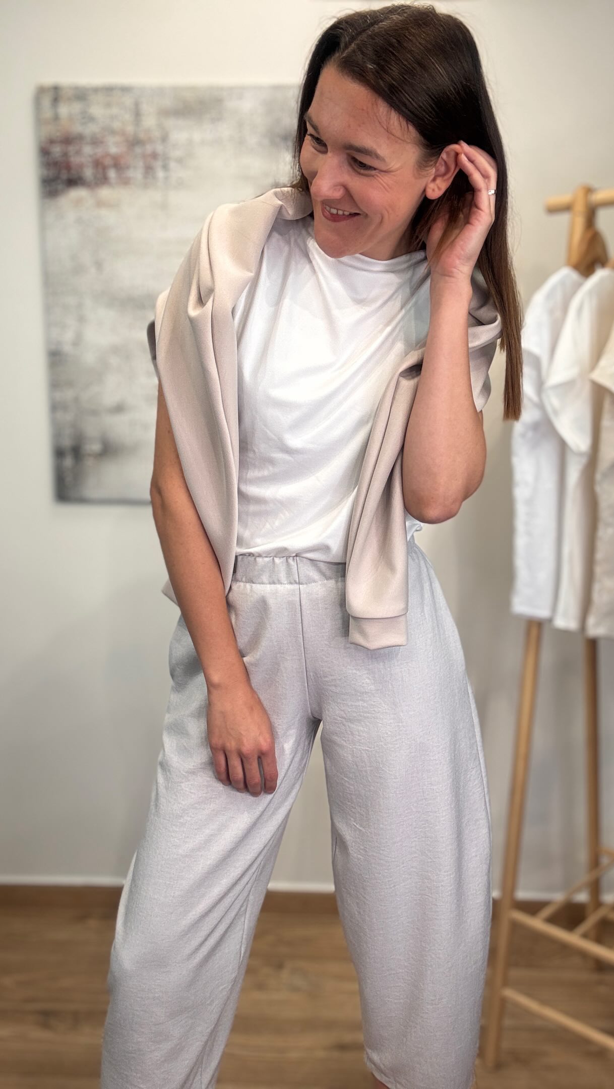 ✨Světlé tóny, čistý styl a outfit, který zaujme🤍

Líbí se vám tento světlý look? 

➡️Halenka Saona bílá
➡️Kalhoty Waikiki 3/4 světle šedé
➡️Mikina Kea hladká smetanová

🇨🇿vyrobeno v ČR