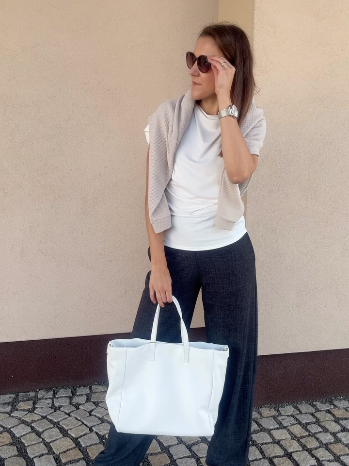Outfit č.1 
Minule jsem vám ukázala 3 outfity a dnes si posvítíme na jeden z nich😍 

Na sobě mám Kalhoty Waikiki černé jeans z bavlněného úpletu. Mají balonové nohavice, které se směrem ke kotníku zužují. 

Mikinu Kea 3D, která svou strukturou poutá pozornost👀Kdo ještě 3D materiál nemá, tak neváhejte vyzkoušet👍

A halenka Saona smetanová vás nedchne střihem i svojí jemností🪽 

➡️Kalhoty Waikiki černé jeans
➡️Mikina Kea 3D smetanová
➡️Halenka Saona smetanová

#carriboom #inspirace