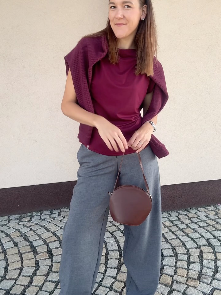 Outfit č.2 
Minule jsme si posvítili na první outfit, dnes je na řadě další z mých oblíbených kombinací🤍 

Tentokrát hrají hlavní roli kalhoty Waikiki z příjemné imitace lnu. Lehký materiál, pohodlný střih a nohavice, které se směrem ke kotníku zužují. 

K tomu mikina Kea 3D, která díky výrazné struktuře dodá outfitu zajímavý detail.

A halenka Saona celý outfit jemně doplňuje😍

➡️Kalhoty Waikiki tmavě šedé
➡️Mikina Kea 3D vínová
➡️Halenka Saona vínová 

#carriboom #inspirace #vyrobenovcr