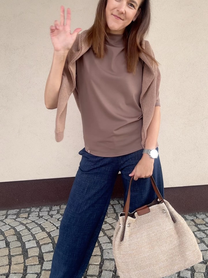 Outfit č.3 
Tentokrát jsem si oblékla barvy, které spolu krásně fungují 🤎💙
Moka & Jeans = sázka na jistotu✨ 

➡️Mikina Kea 3D hnědá moka
➡️Kalhoty Waikiki modré jeans

#carriboom #moka&jeans #slowfashion